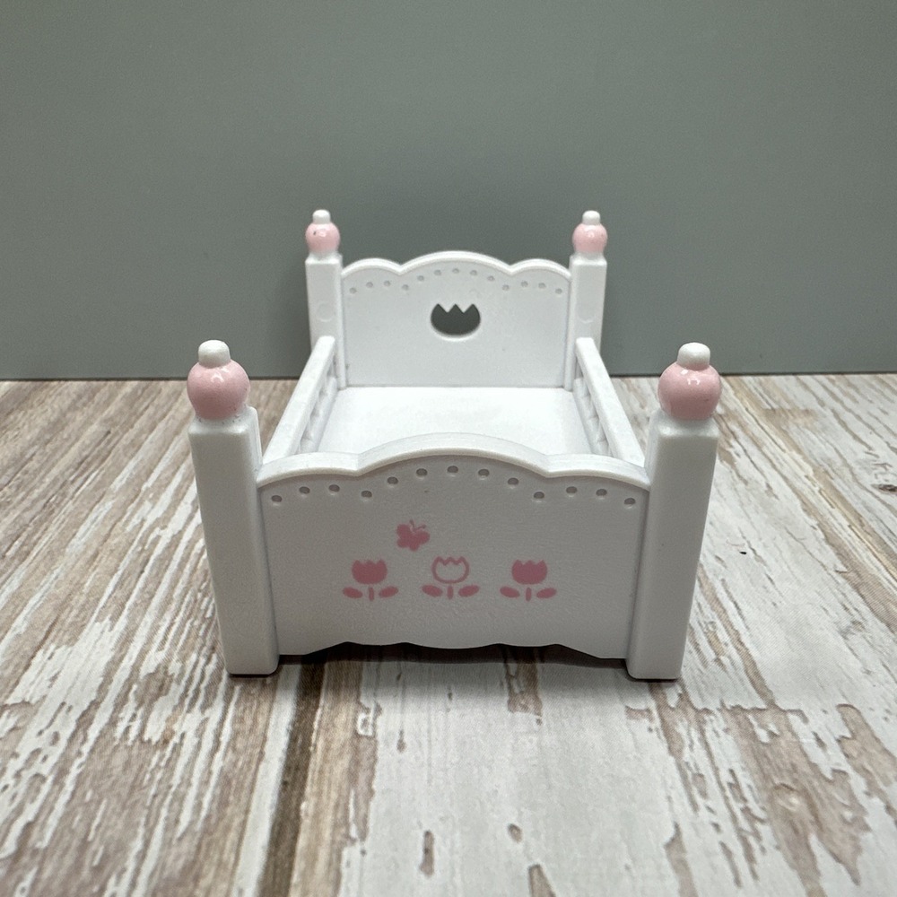 Epoch Sylvanian Families Calico Critters White/Pink Single Baby Crib Bed 2.5"